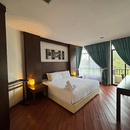 Studio At Samsuria Beach Resort Kampung Sungai Ular Exterior foto