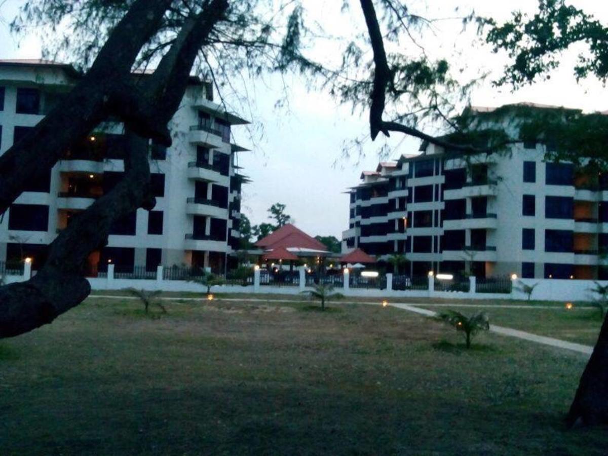 Studio At Samsuria Beach Resort Kampung Sungai Ular Exterior foto